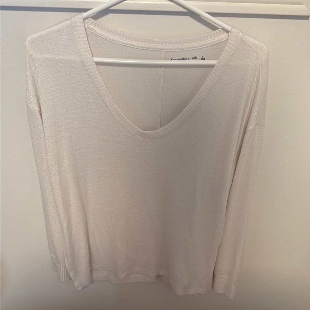 Abercrombie Women's Cream V-Neck light sweater - Small (Fits more like large)